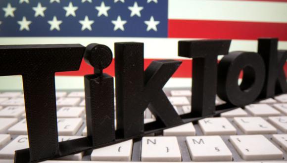 Un logotipo de Tik Tok impreso en 3D se coloca en un teclado frente a la bandera de EE. UU.  (Foto: REUTERS / Dado Ruvic / Ilustración / archivo).
