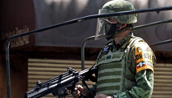 Imagen referencial. Un miembro del Ejército en la Ciudad de México, el 3 de mayo de 2020 durante la pandemia del nuevo coronavirus. (Rodrigo ARANGUA / AFP).