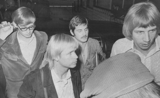 Los integrantes de la banda Harpers Bizarre, que pudieron bajar en el aeropuerto de Denver, dijeron que esta fue la mayor publicidad que jamás habían tenido. (DENVER POST/GETTY IMAGES).