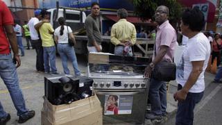 Venezuela: "Precios justos" de Maduro generan rebajas hasta de 50% en las tiendas