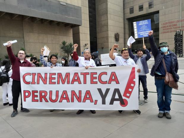 Peruvian filmmakers during the sit-in in front of the Ministry of Culture, this October 27, 2022. (Photo: Nelson García Miranda)