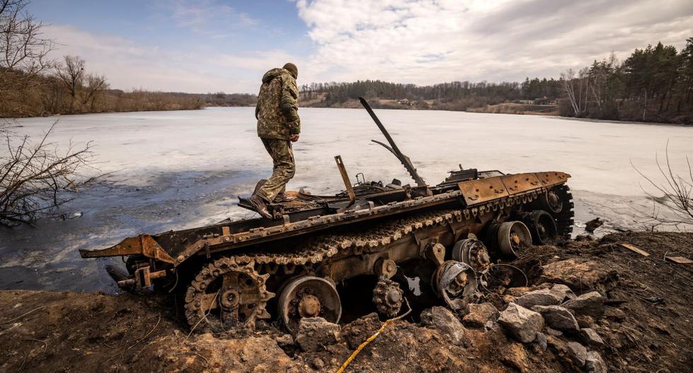 Un militar ucraniano se encuentra cerca de un tanque de Rusia destruido en la ciudad nororiental de Trostyanets, en Ucrania, el 29 de marzo de 2022. (FADEL SENNA / AFP).