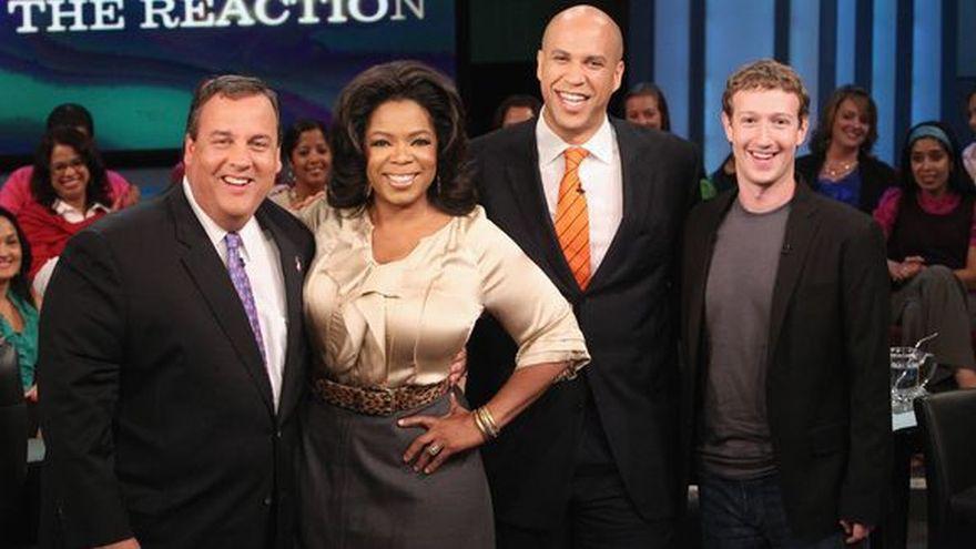 Oprah Winfrey junto al creador de Facebook, Mark Zuckerberg. (Foto: AP)