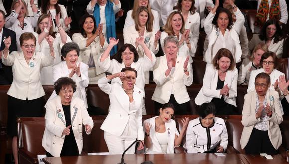 Ante la entrada de Trump, las cerca de 70 legisladoras vestidas de blanco empezaron a sentarse y a cambiar sus rostros alegres por una seriedad generalizada. (Foto: Reuters)