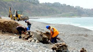 Miraflores: municipio retira estructuras metálicas y escombros de la playa Redondo 