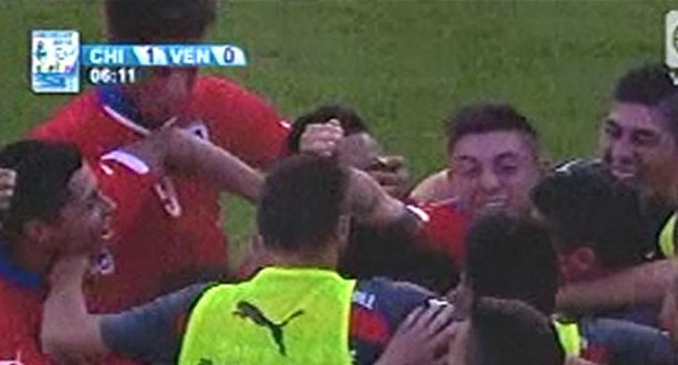 Echeverría estuvo en el momento preciso para anotar el gol de Chile. (Foto: Captura)