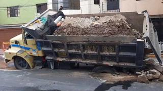Chorrillos: tráiler con desmonte se hunde en el pavimento de una calle de la urbanización Matellini