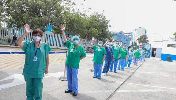 La vacunación del personal de primera línea comenzó dio inicio esta semana en los hospitales de Lima para luego hacerse extensiva a las demás regiones del país. (Foto: Seguro Social)