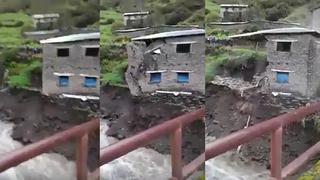 Puno: Captan momento en que vivienda se parte en dos y se desploma por crecida de río Patambuco | VIDEO