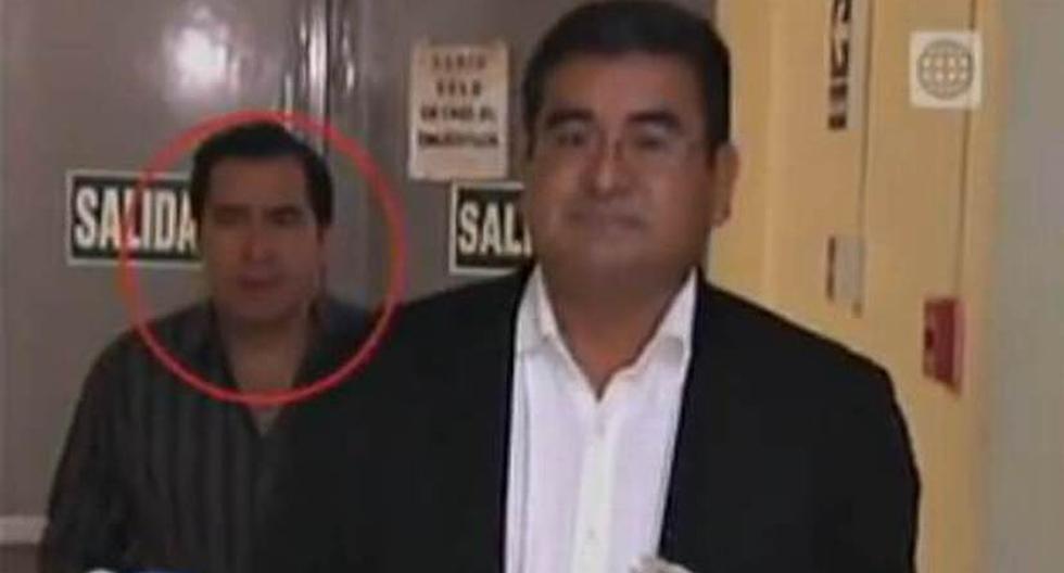 En esa imagen aparece Aguirre junto al pol&eacute;mico presidente regional. (Captura: Am&eacute;rica TV)