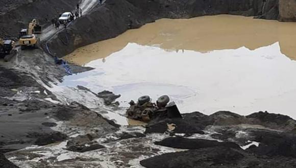 Maquinista muere al volcar y caer a laguna de relaves mineros en Puno