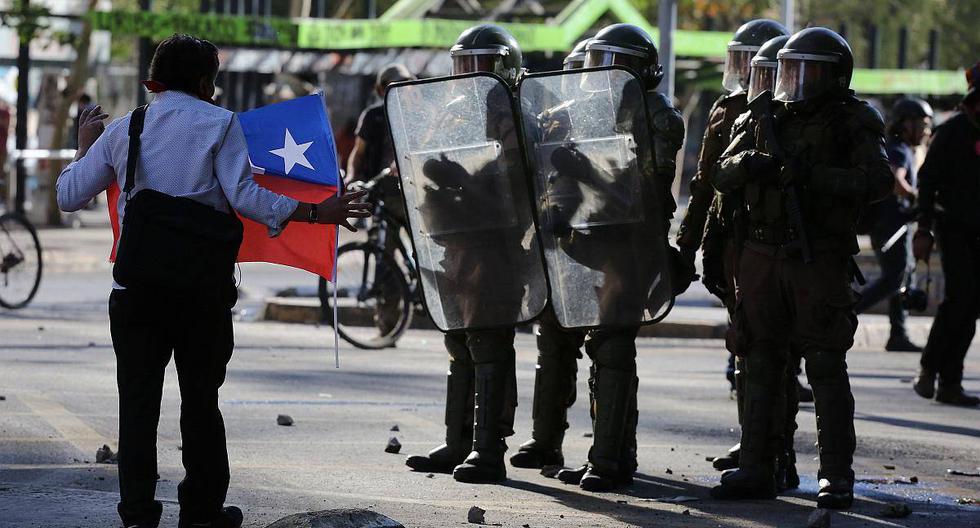 Manifestantes se enfrentan a la policía, durante una protesta este miércoles, en Plaza Italia, en Santiago (Chile). (Foto: EFE/ Elvis González)