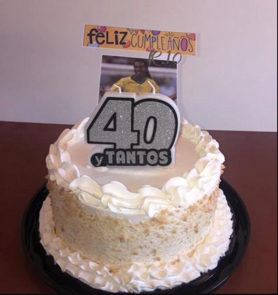 La torta que prepararon los reos para Ronaldinho. (Twitter)