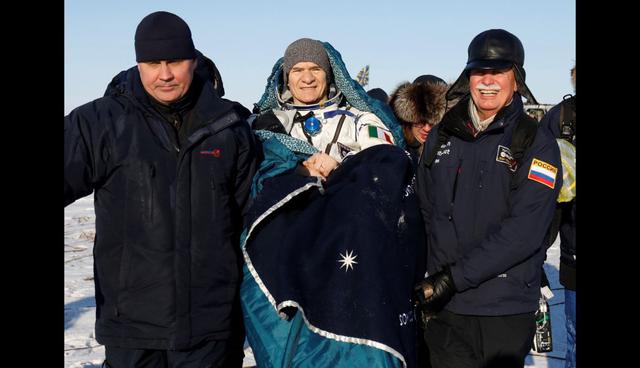 Miembros de los equipos de rescate de la Agencia Espacial rusa trasladan al astronauta italiano Paolo Nespoli. (Foto: EFE)