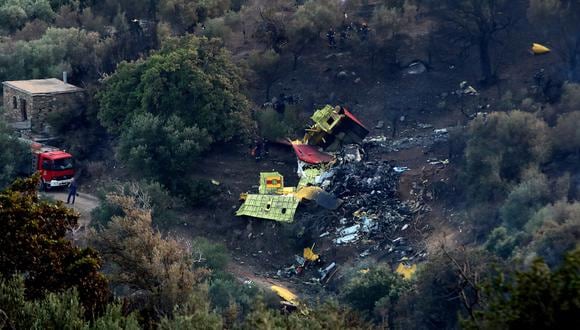 Escombros del avión de extinción de incendios Canadair CL-215 que se estrelló mientras luchaba contra el incendio forestal de Karystos, en Platanisto, al sur de Evia, Grecia, el 25 de julio de 2023. (Foto de EFE/EPA/GEORGE VITSARAS)