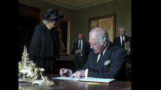 Nuevo exabrupto de Carlos III tras confundirse de día y mancharse con tinta: “¡No puedo soportar esta maldita cosa!” | VIDEO