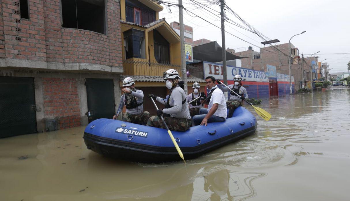 Según Indeci, son más de 2 mil personas las afectadas por el aniego en San Juan de Lurigancho. Vecinos tienen que recoger agua de cisternas porque Sedapal ha cortado el servicio. (Anthony Niño de Guzmán / El Comercio)