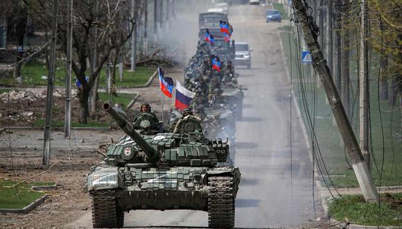 Un convoy armado de tropas prorrusas circula en una carretera de la ciudad ucraniana de Mariúpol. (Foto referencial: CHINGIS KONDAROV / REUTERS)