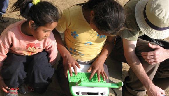 En la imagen niños de Arahuay usando sus laptops. Era el 2007 y se trataba del piloto de OLPC en el Perú. [ Foto: Marcela Mendoza]