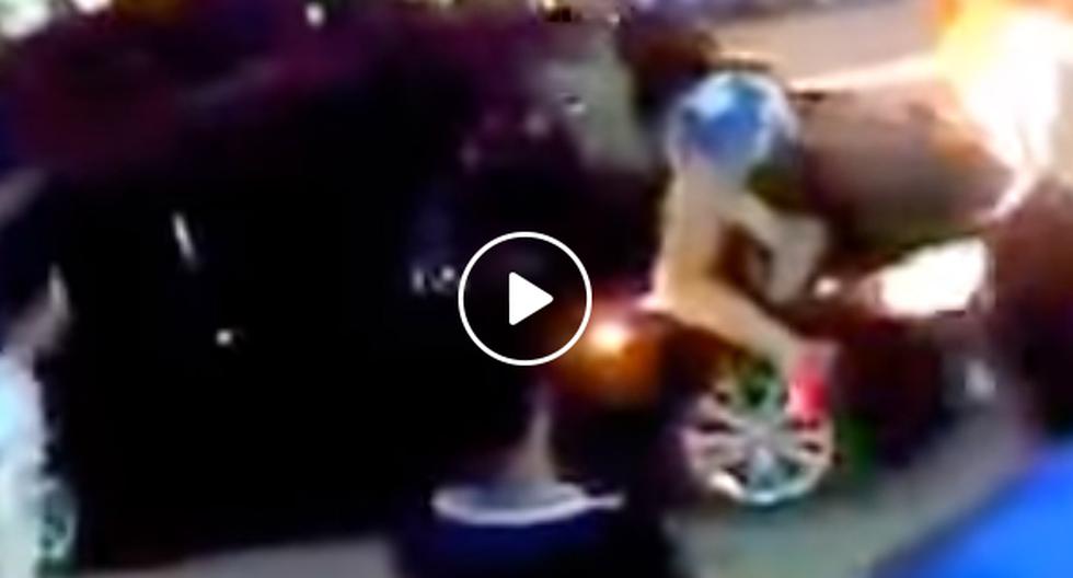 YouTube nos trae un curioso video que se ha hecho viral en todas las redes sociales y es que una mujer casi arma una batalla titánica en la calle de México al descubrir a su novio con su amante. (Foto: captura)