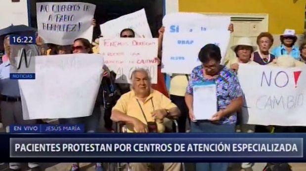 Los pacientes realizaron un plantón en la primera cuadra de la calle José María Plaza para pedir que se renueve entre dicho convenio entre Centro Clínico Jesús Marí y Essalud, pues argumentan que les resulta difícil movilizarse por sufrir de enfermedades crónicas. (Canal N)