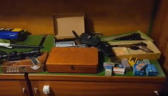 Policías descubrieron gran cantidad de armamento dentro de una vivienda en Pueblo Libre cuando fueron a indagar por el caso de un adulto mayor que sufrió una herida de bala en la cabeza | Captura de video / PNP