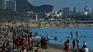 Coronavirus: Playas de Barcelona lucen llenas de personas luego de ser abiertas al público | FOTOS 