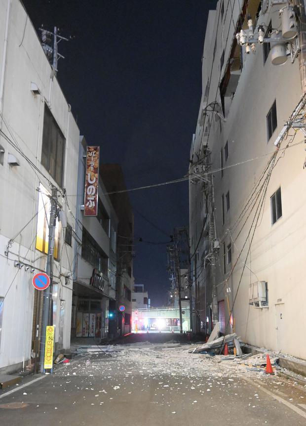 Las paredes collapsadas an edificio lugo in a terremoto in Fukushima, Japan.  (AFP).