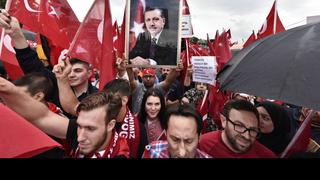 Miles de turcos protestan en Alemania en apoyo a Erdogan