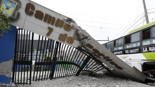 Ventanilla: el preciso momento en que bus de transporte público choca contra camión y derrumba muro de complejo deportivo | VIDEO 