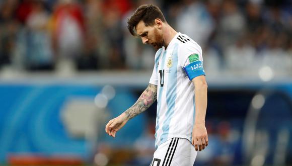 El 'Mesías' argentino, Leo Messi, solo en cancha. (Foto: Reuters)