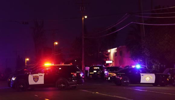 Patrullas de la policía bloquean las calles cercanas a la escena del tiroteo en Sacramento, California, la noche del lunes. (Foto: Rich Pedroncelli / AP)