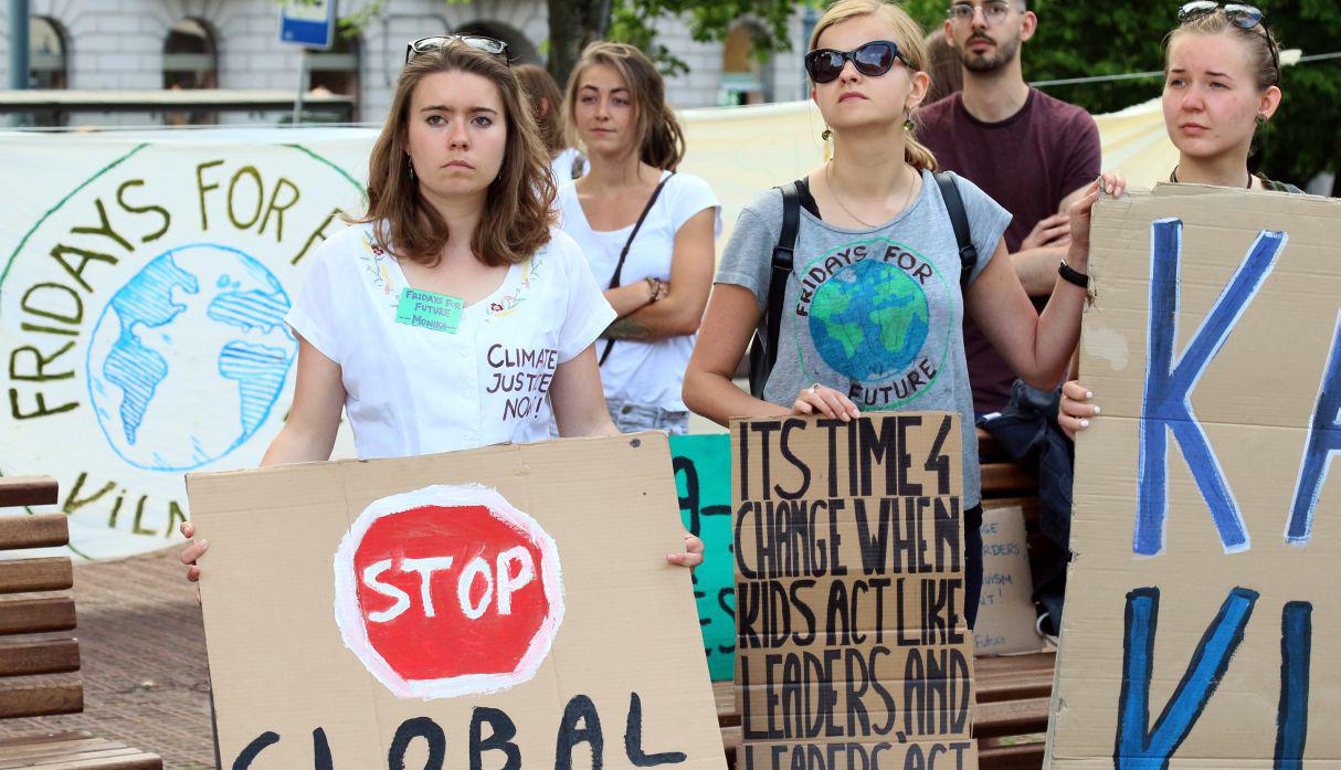 FOTO 1 | Cientos de miles de jóvenes salieron a las calles en todo el mundo en demanda de medidas urgentes para reducir las emisiones de carbono. (Foto: AFP)