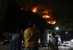Incendio forestal en el turístico barrio de Copacabana, en Rio de Janeiro 