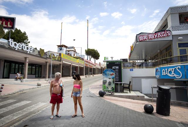 El gobierno regional de las islas Baleares ordenó este miércoles el cierre inmediato de los bares en tres calles de Mallorca.  (Foto:  JAIME REINA / AFP)