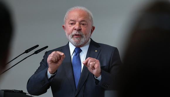 El presidente brasileño, Luiz Inácio Lula da Silva, da una conferencia de prensa conjunta con el primer ministro español en el Palacio de La Moncloa en Madrid el 26 de abril de 2023. (Foto de Thomas COEX / AFP)