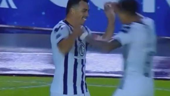 El atacante chileno Esteban Paredes aprovechó un pase filtrado de 'El Mago' Valdivia para poner el ventaja a Colo Colo en Quito. (Foto: captura de video)