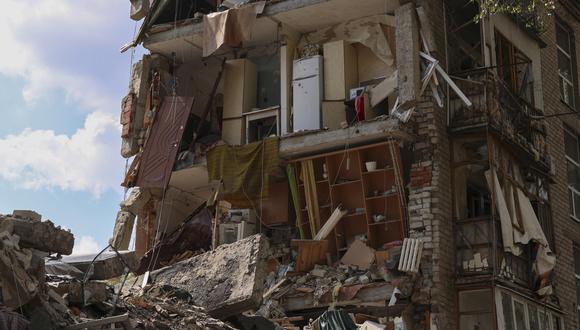 Un edificio residencial dañado se encuentra en una calle bombardeada en el asentamiento de Avdiivka, cerca de una línea de frente en la región de Donetsk, Ucrania. (Foto: EFE/EPA/ALEX BABENKO)