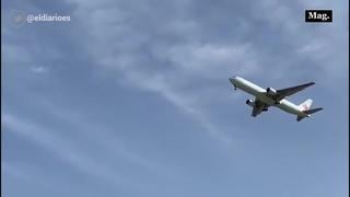 Avión sobrevuela la ciudad de Madrid a la espera de realizar un aterrizaje de emergencia