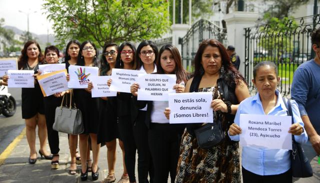 Colectivo protesta frente al Congreso contra la violencia a la mujer y por los constantes feminicidios. (Fotos: Allen Quintana)