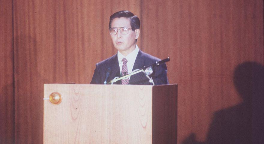 1. El ingeniero agrónomo Alberto Fujimori, desconocido en el escenario político, se presenta en las elecciones generales de 1990 a través de Cambio 90. (Foto: Julián Espinoza/ El Comercio)