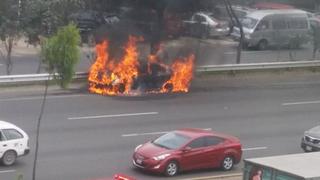 Panamericana Sur: auto se incendia y causa congestión en Surco