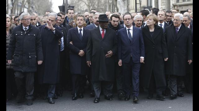 Internautas se burlan de Sarkozy por colarse en marcha de París - 1