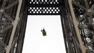 Activista de Greenpeace se cuelga de torre Eiffel en un acto de protesta