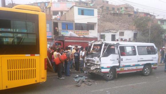 Cinco heridos en choque de combi y bus del Metropolitano