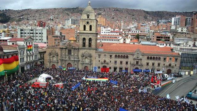 Una multitud celebró en La Paz la llegada de Evo Morales a la presidencia de Bolivia.
