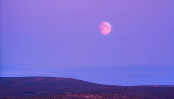 Te contamos qué es la Luna Rosa, cómo se manifiesta en el mes de abril, y en cuál horario los mexicanos podrán apreciarlo a simple vista. (Foto: Getty Images)