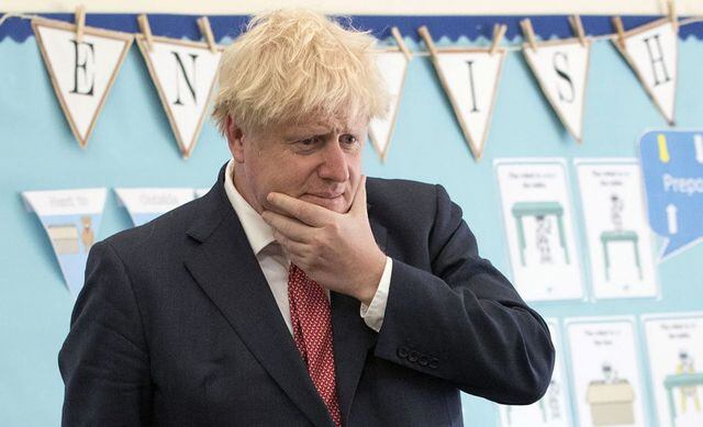 El primer ministro británico, Boris Johnson, visita una escuela en Kings Hill, sureste de Inglaterra el 20 de julio de 2020. (Foto: JEREMY SELWYN / POOL / AFP).