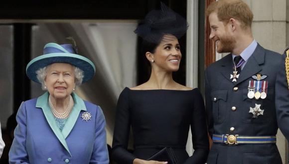 La reina Isabel II de Inglaterra convocó el lunes a una reunión familiar para discutir la decisión del príncipe Harry y su esposa, Meghan, de apartarse de tareas de la realeza, informaron medios británicos. (Foto: AP)