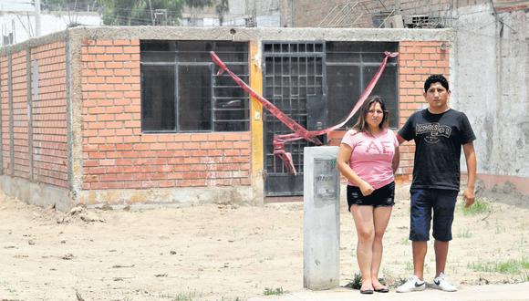 Los hermanos Julissa y Brayan Quiroz esperan llegar a un acuerdo con Mapfre para ser indemnizados tras el daño que sufrió sus viviendas por el aniego en San Juan de Lurigancho. (Rolly Reyna / El Comercio)